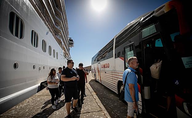 Cruceristas, listos para hacer excursiones.