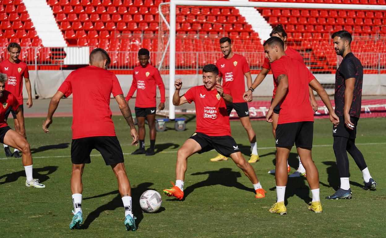 Portillo intenta cortar un pase en el centro del rondo.