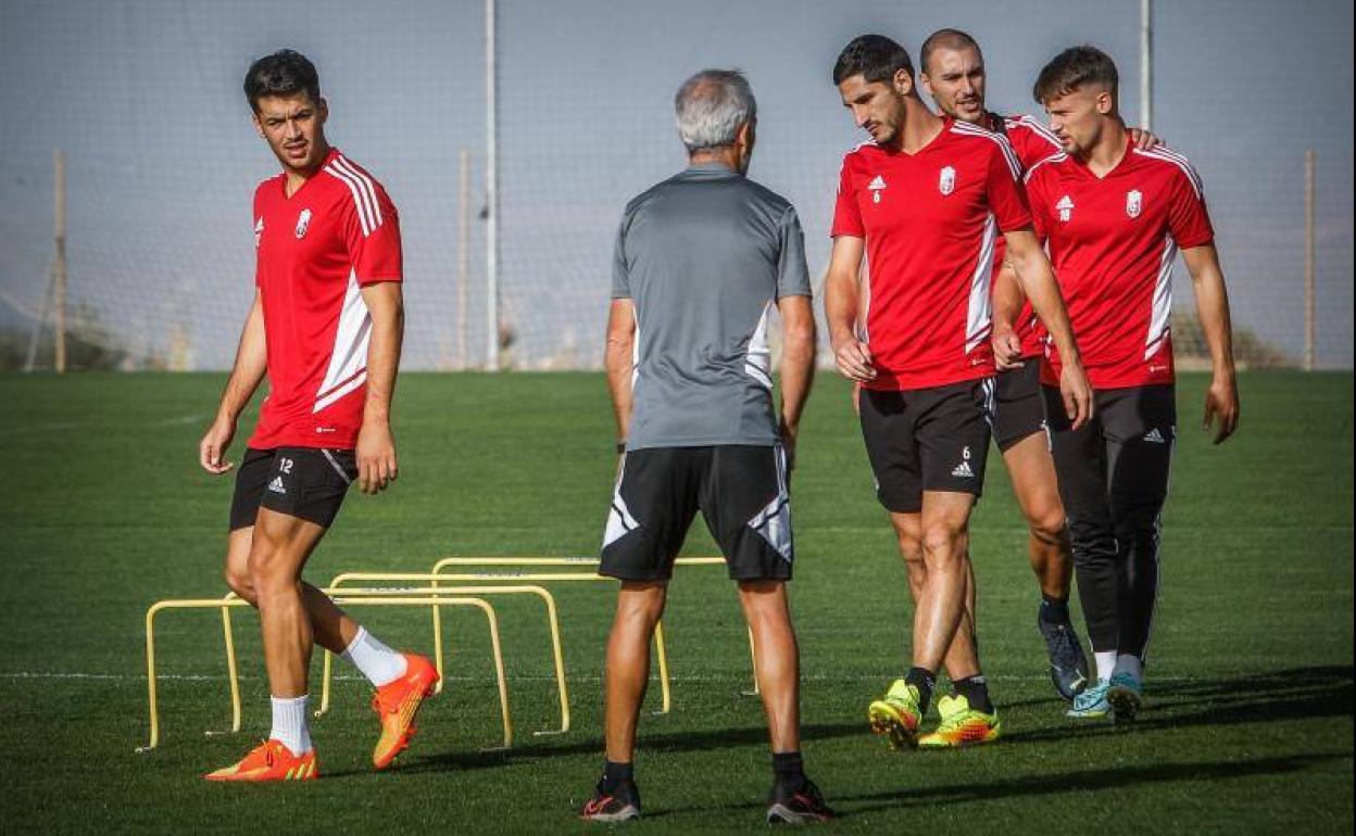 Njegos Petrovic, Yann Bodiger y Víctor Meseguer, junto a Ignasi Miquel en el último entrenamiento. 