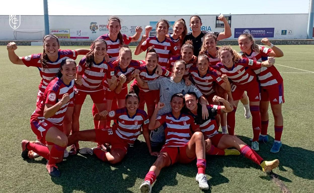 El equipo celebra la victoria en el césped del Castillo del Romeral. 
