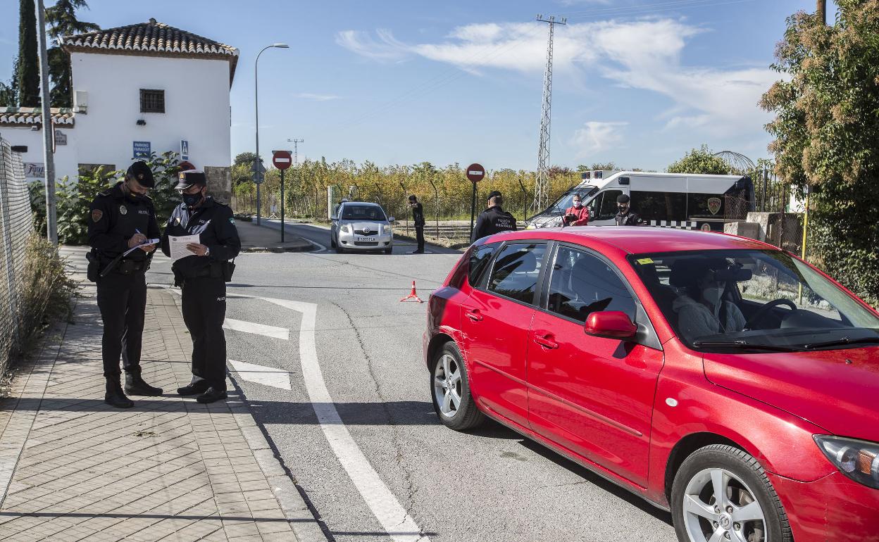 Un control de la Policía Local de Granada, en el Camino de Purchil.
