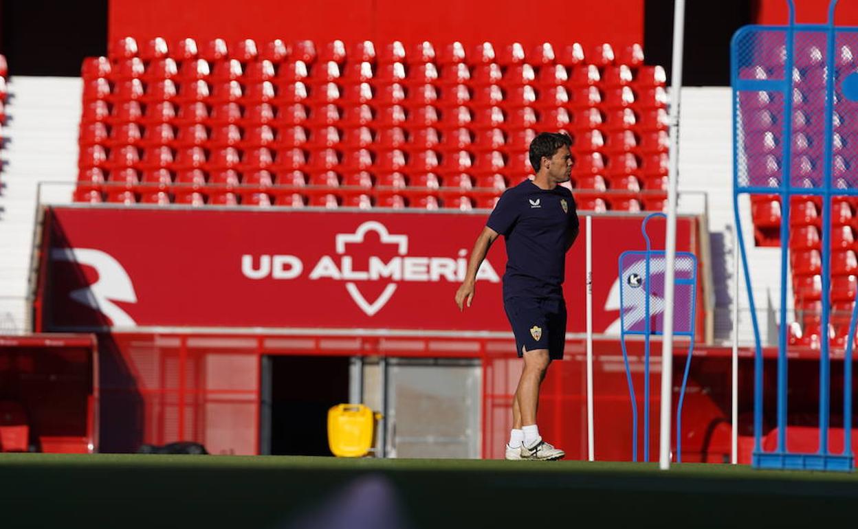 Rubi en la soledad del terreno de juego prepara el partido. 