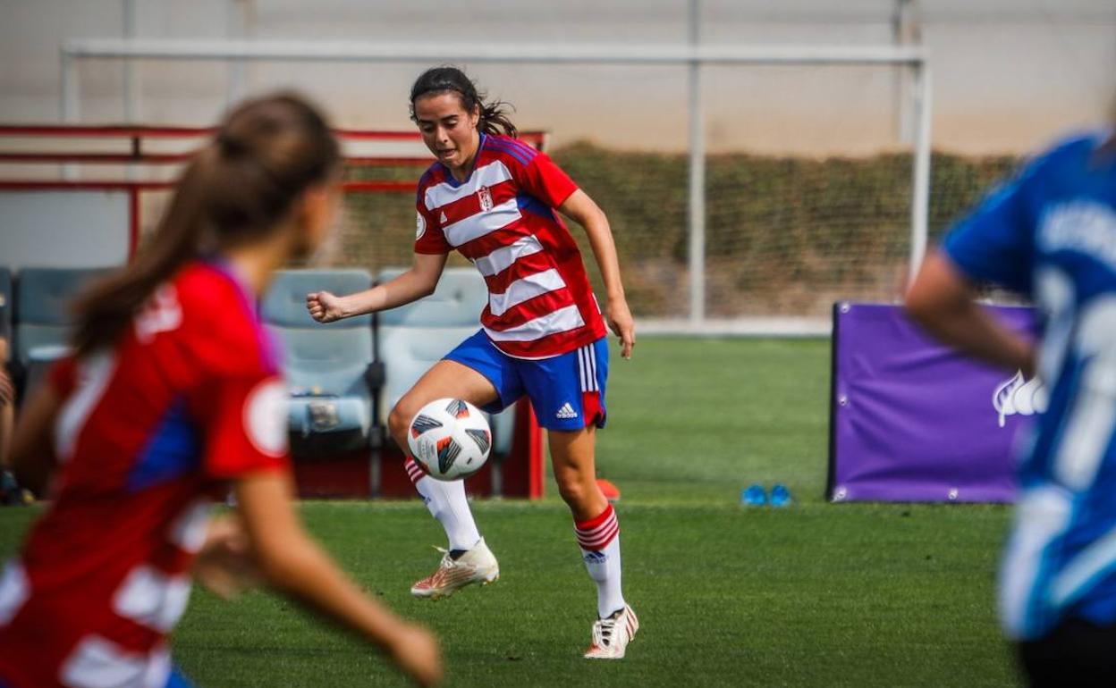 Alicia controla un esférico en el último partido del Granada. 