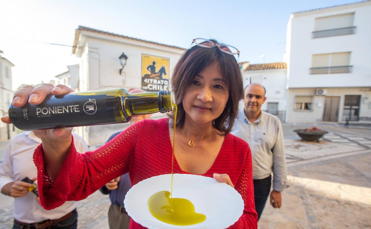 Una japonesa realiza una cata en las jornadas 'Japón en Montefrío' celebradas este fin de semana. 