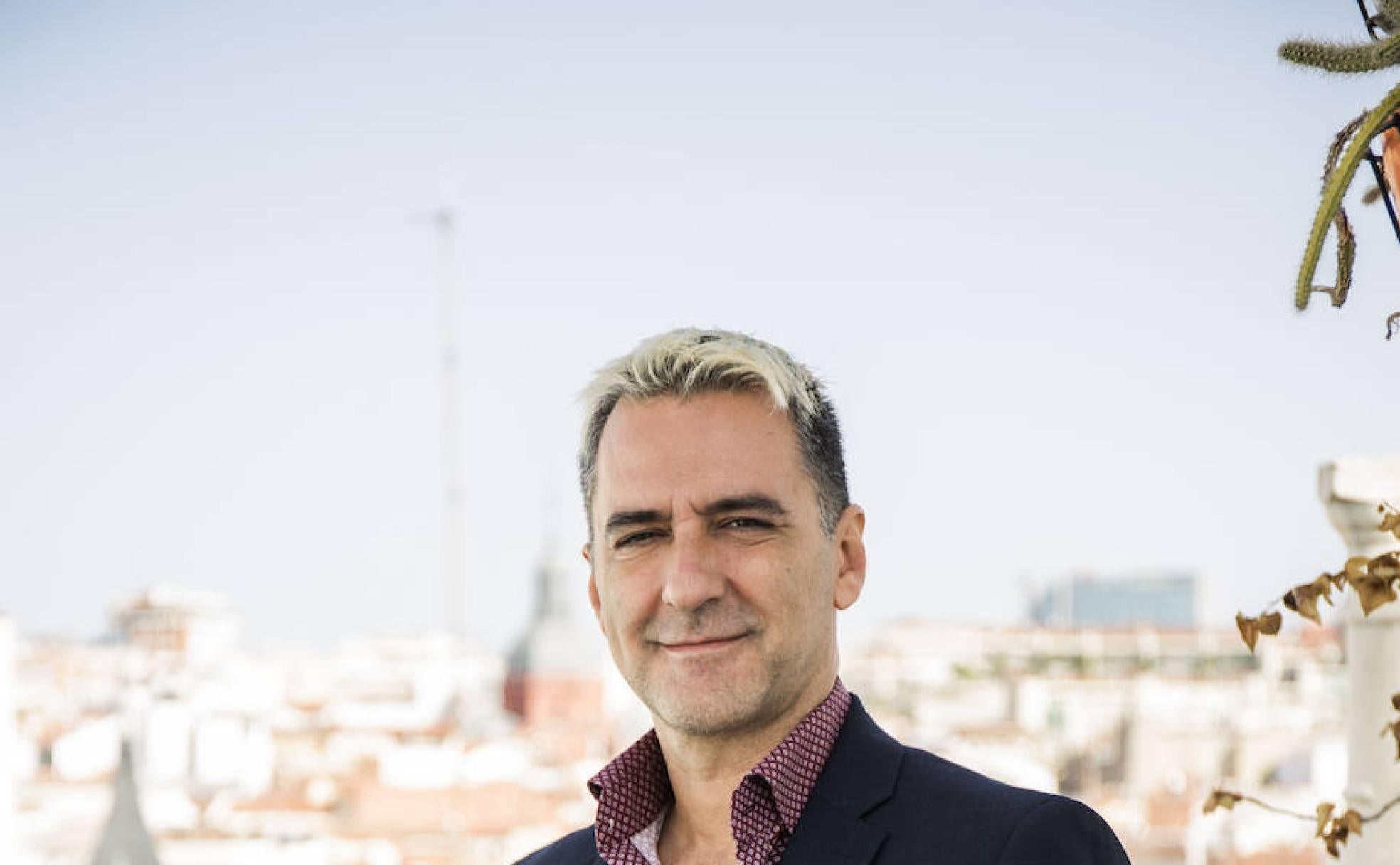 El actor Javi Martín en la terraza de su casa, en el madrileño barrio de Malasaña. 