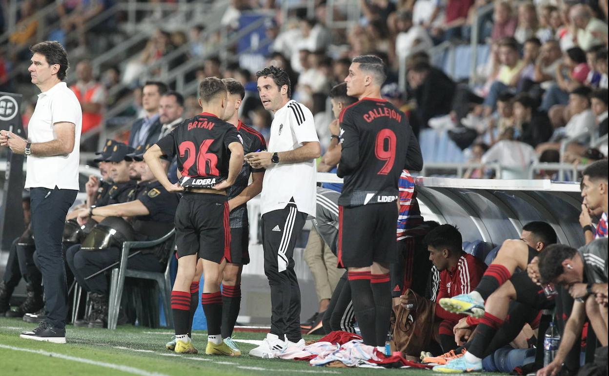 Callejón espera para ingresar al terreno de juego. 