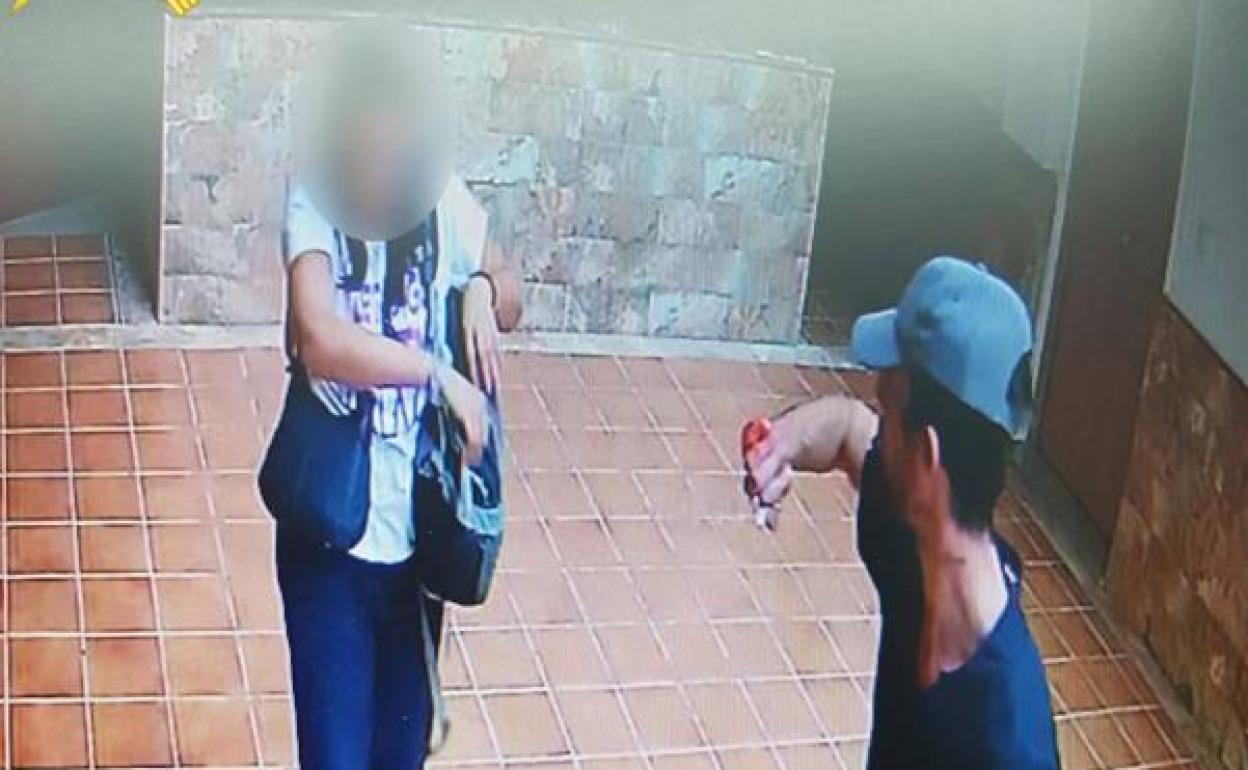 Los dos presuntos autores de la agresión fueron grabados por una cámara. 