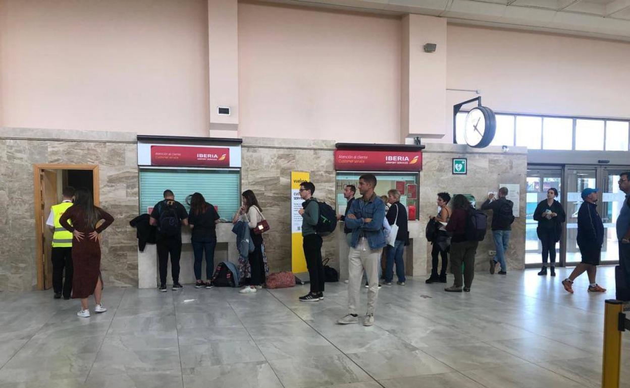 Pasajeros esperando información para salir a Barcelona desde Granada este domingo.