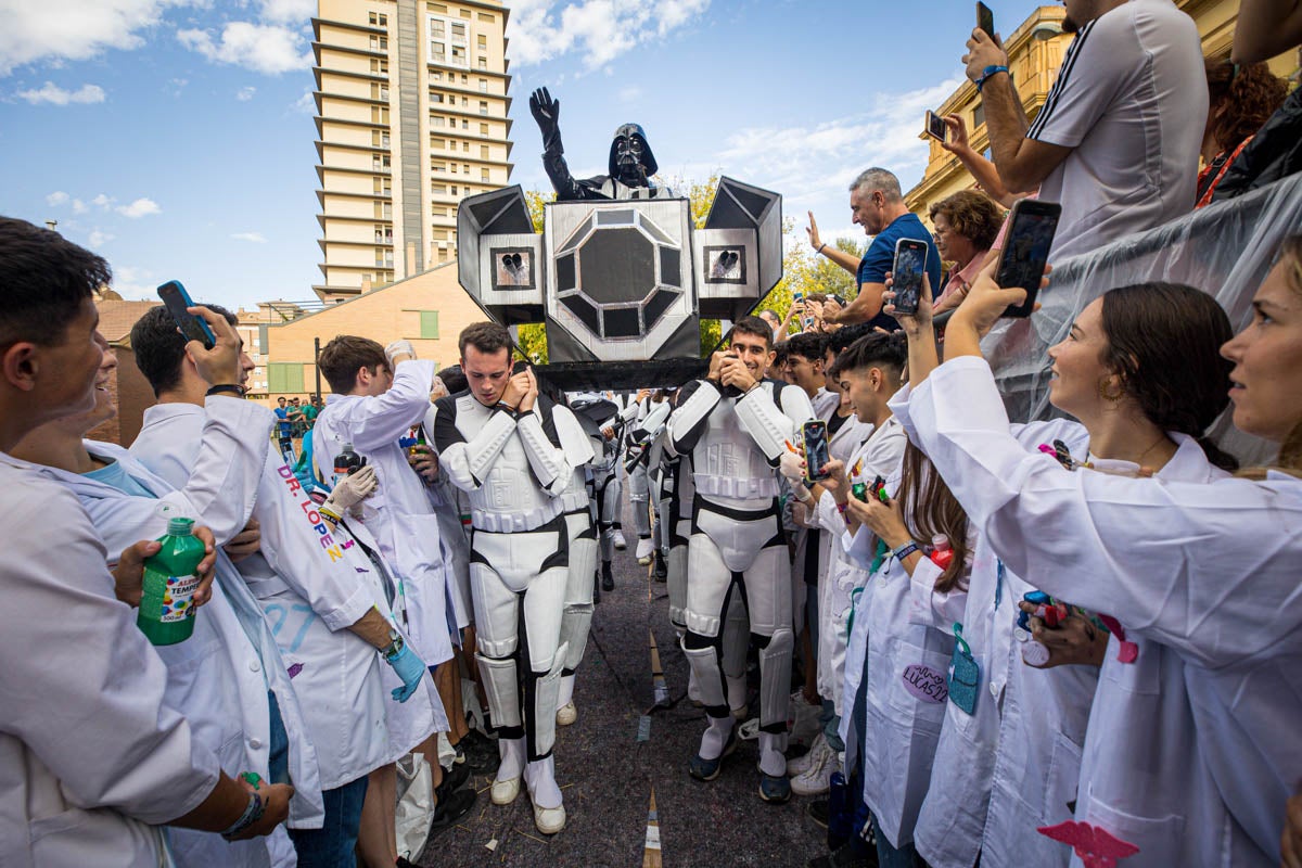 Alumnos de la Facultad de Medicina celebran la tradicional fiesta de octubre