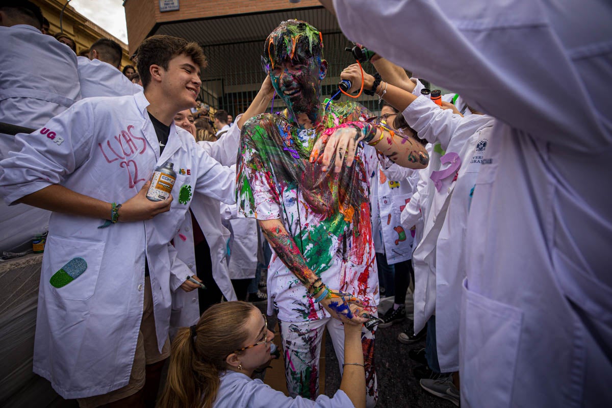 Alumnos de la Facultad de Medicina celebran la tradicional fiesta de octubre