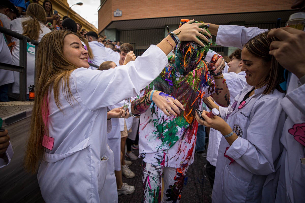 Alumnos de la Facultad de Medicina celebran la tradicional fiesta de octubre