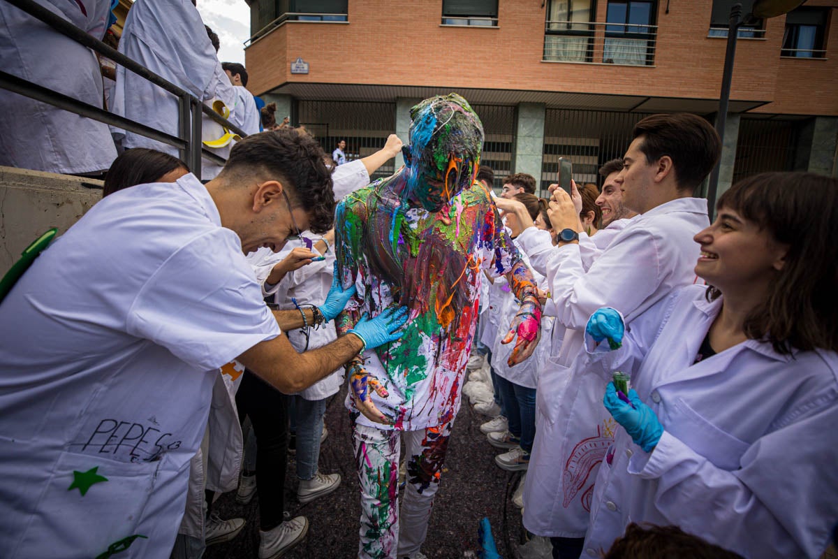 Alumnos de la Facultad de Medicina celebran la tradicional fiesta de octubre