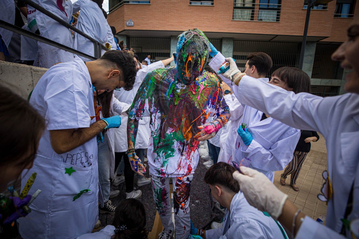 Alumnos de la Facultad de Medicina celebran la tradicional fiesta de octubre