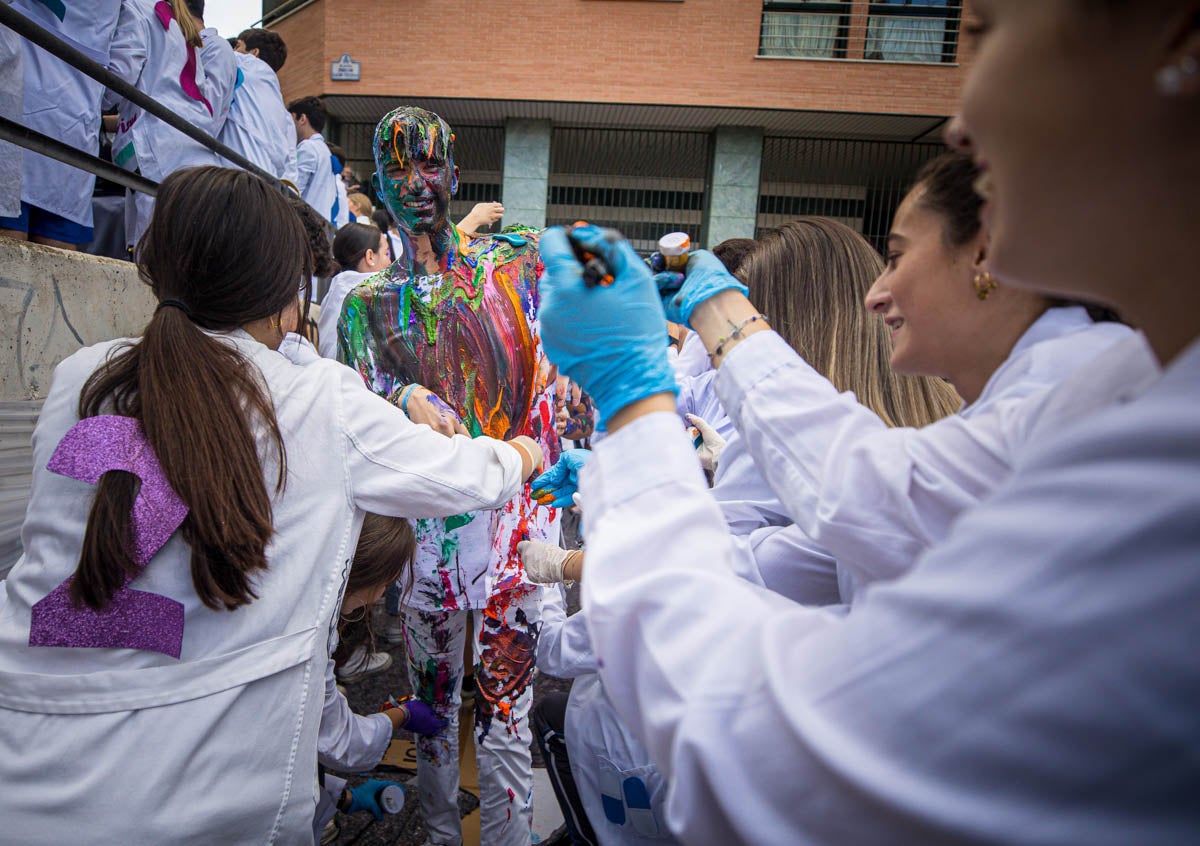 Alumnos de la Facultad de Medicina celebran la tradicional fiesta de octubre