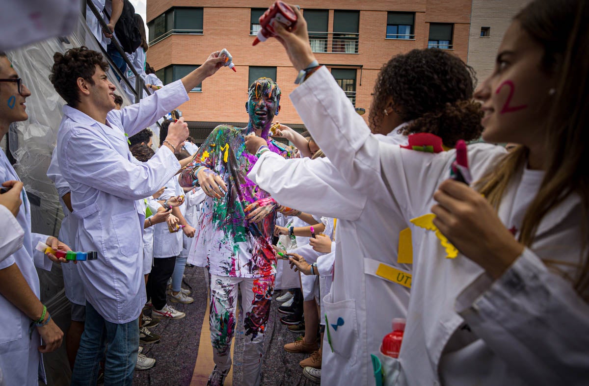 Alumnos de la Facultad de Medicina celebran la tradicional fiesta de octubre