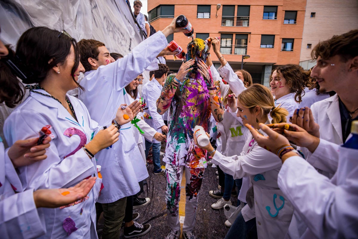 Alumnos de la Facultad de Medicina celebran la tradicional fiesta de octubre