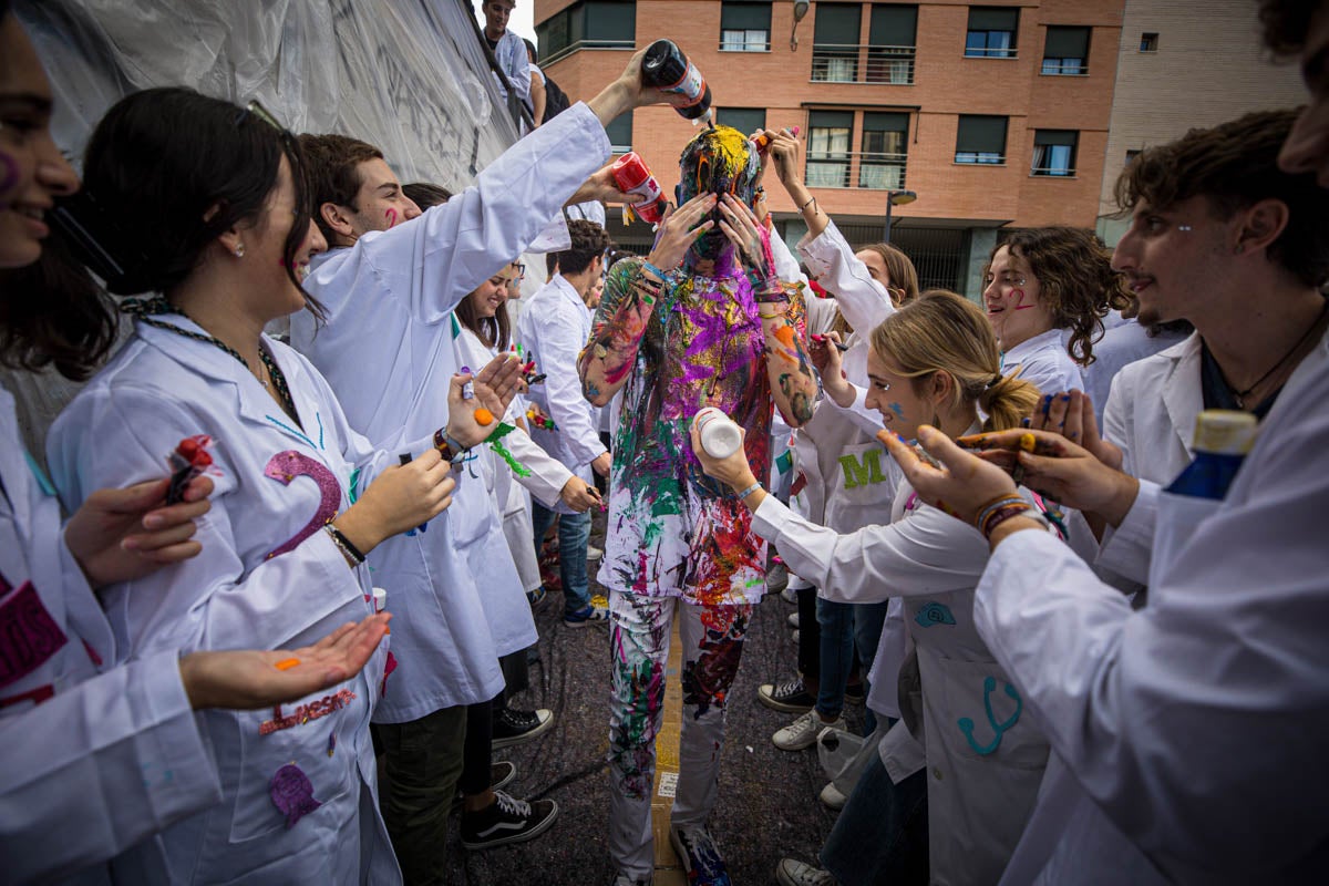 Alumnos de la Facultad de Medicina celebran la tradicional fiesta de octubre