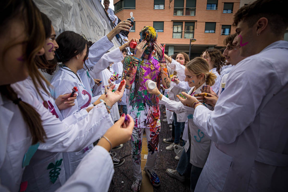 Alumnos de la Facultad de Medicina celebran la tradicional fiesta de octubre