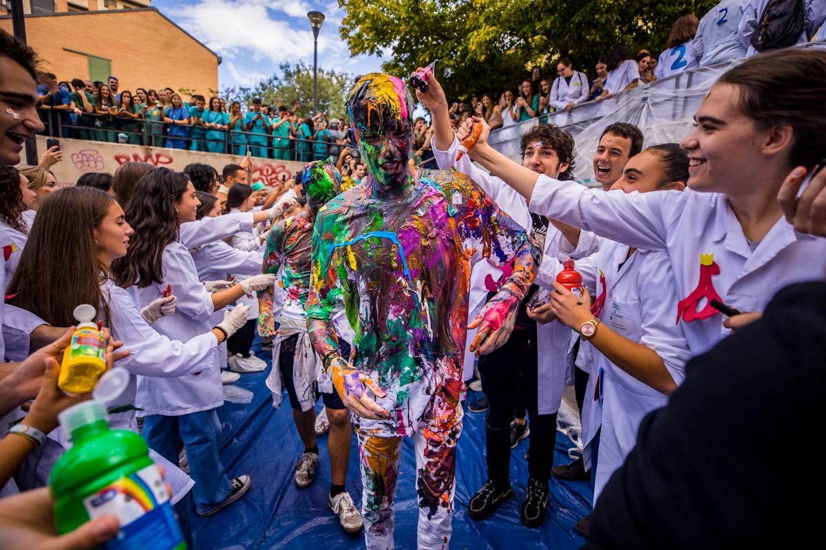 Alumnos de la Facultad de Medicina celebran la tradicional fiesta de octubre