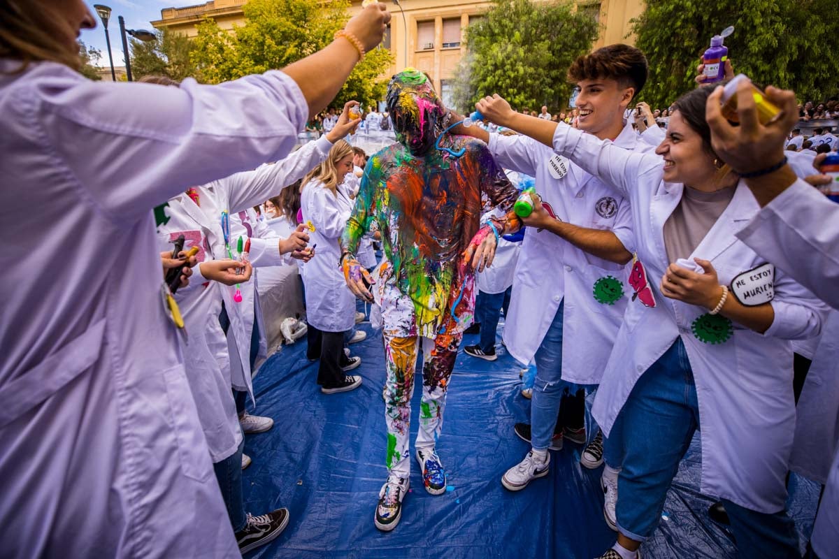 Alumnos de la Facultad de Medicina celebran la tradicional fiesta de octubre