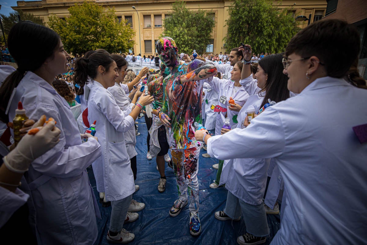 Alumnos de la Facultad de Medicina celebran la tradicional fiesta de octubre