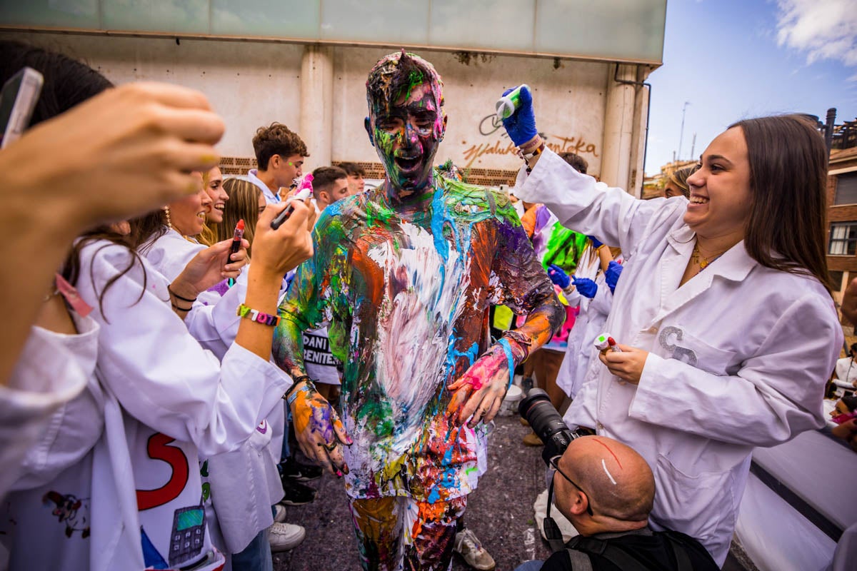 Alumnos de la Facultad de Medicina celebran la tradicional fiesta de octubre