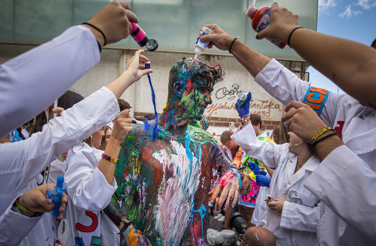 Alumnos de la Facultad de Medicina celebran la tradicional fiesta de octubre