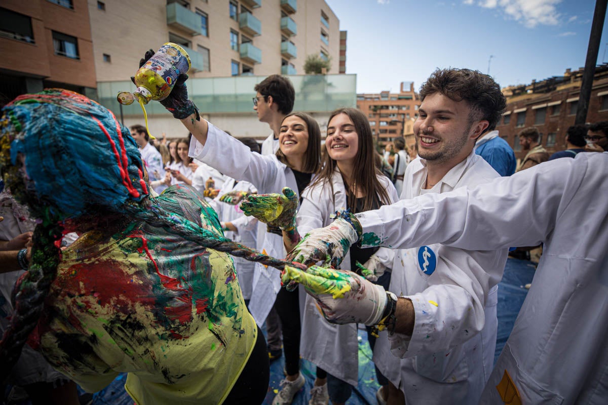 Alumnos de la Facultad de Medicina celebran la tradicional fiesta de octubre