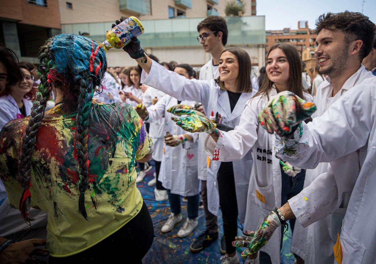 Alumnos de la Facultad de Medicina celebran la tradicional fiesta de octubre