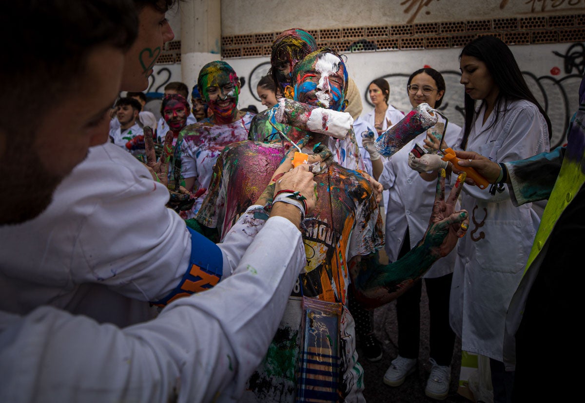 Alumnos de la Facultad de Medicina celebran la tradicional fiesta de octubre