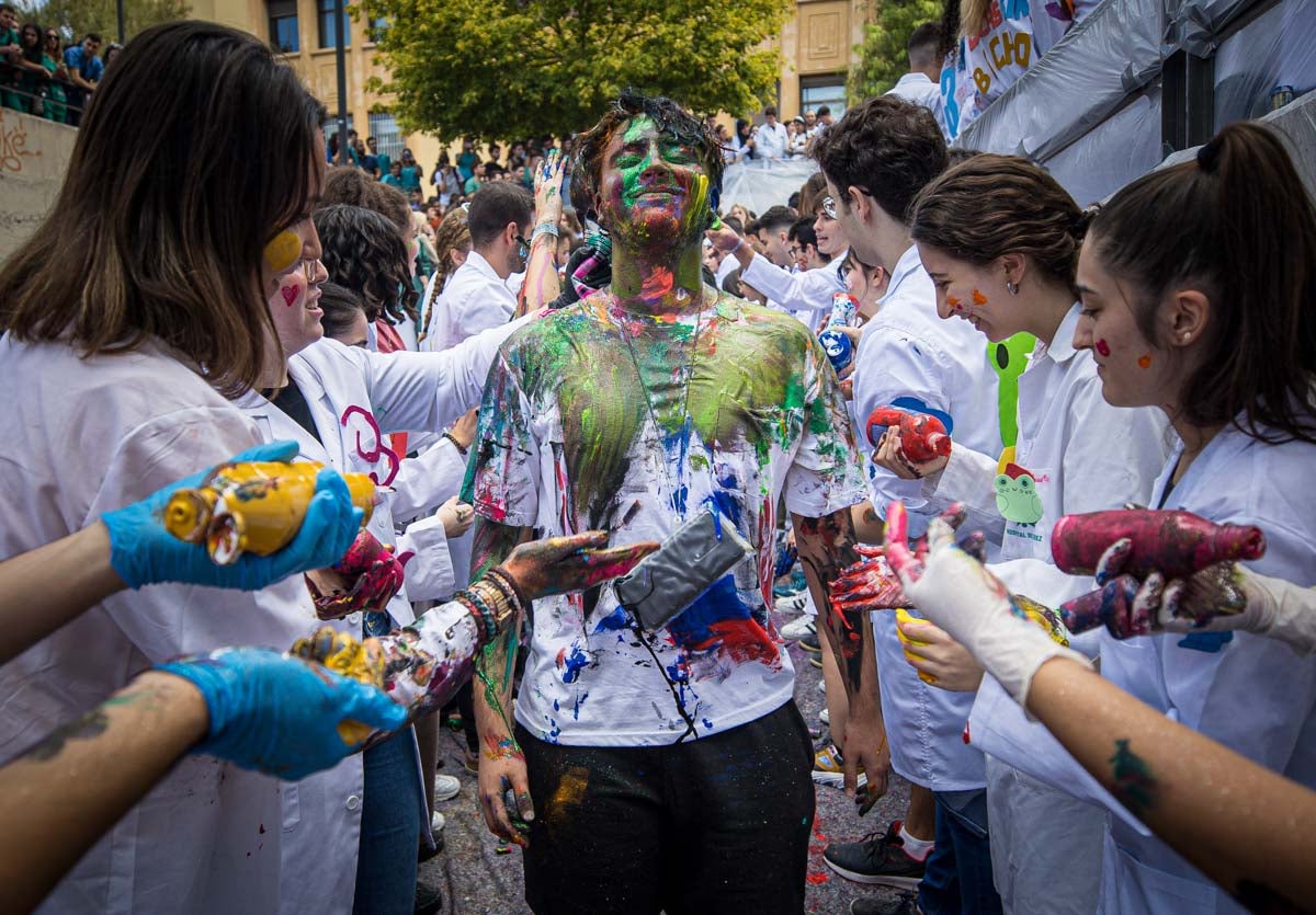 Alumnos de la Facultad de Medicina celebran la tradicional fiesta de octubre