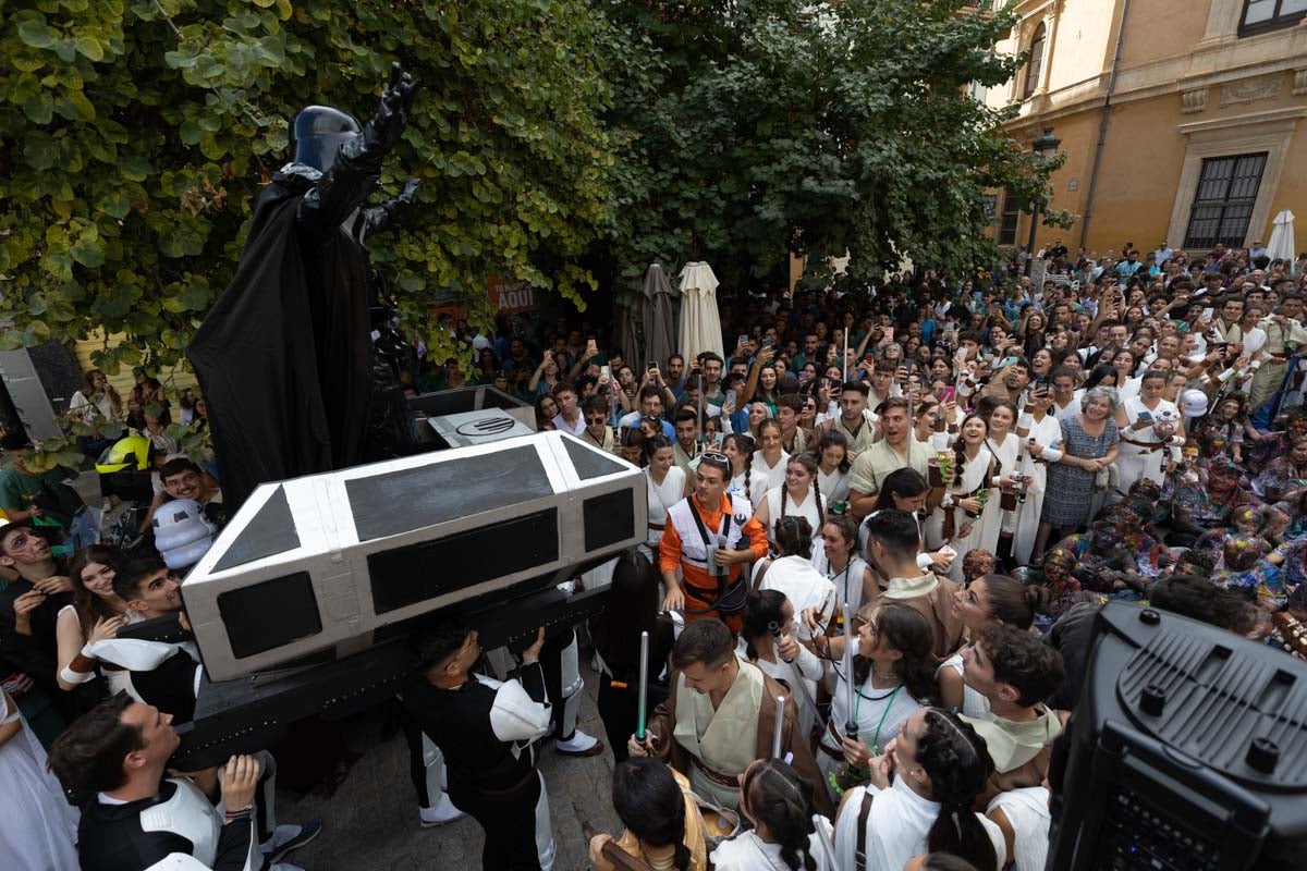 Alumnos de la Facultad de Medicina celebran la tradicional fiesta de octubre