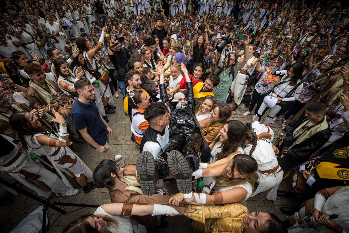 Alumnos de la Facultad de Medicina celebran la tradicional fiesta de octubre