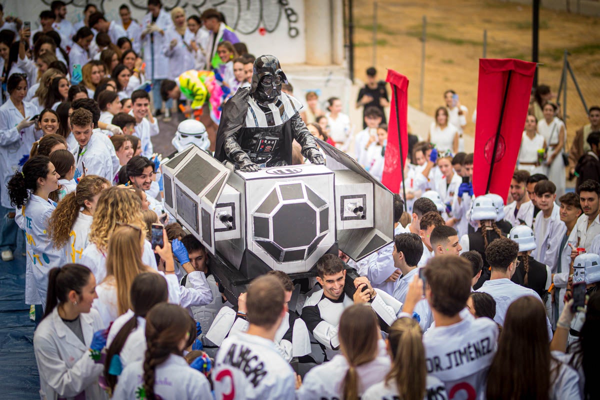 Alumnos de la Facultad de Medicina celebran la tradicional fiesta de octubre