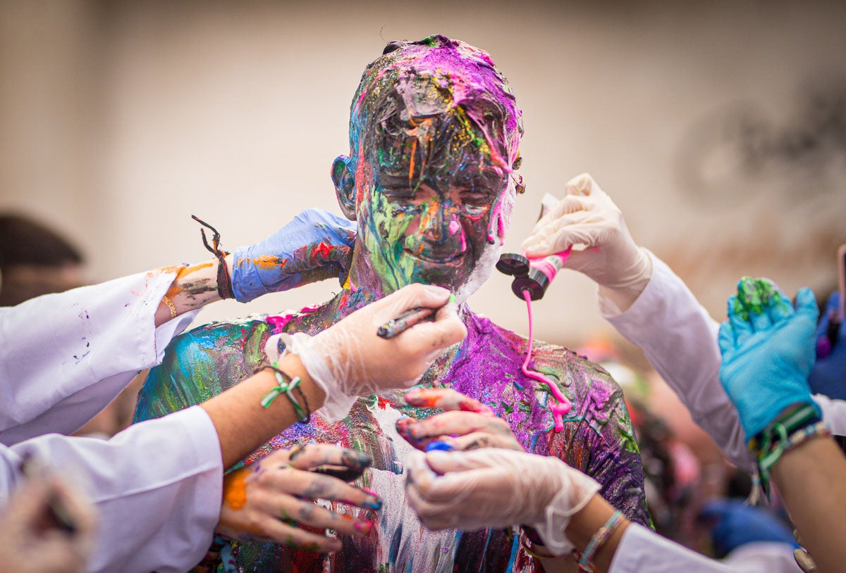 Alumnos de la Facultad de Medicina celebran la tradicional fiesta de octubre