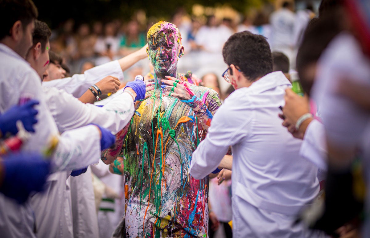 Alumnos de la Facultad de Medicina celebran la tradicional fiesta de octubre