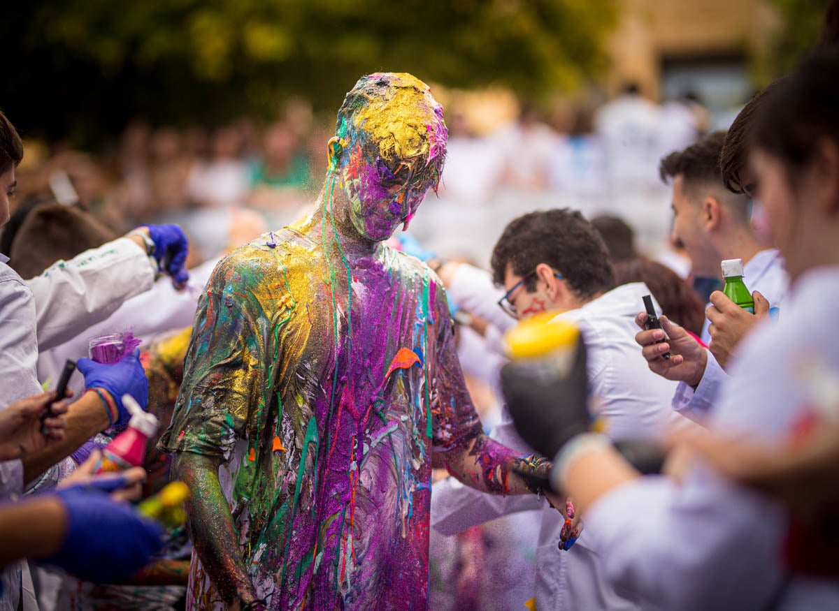 Alumnos de la Facultad de Medicina celebran la tradicional fiesta de octubre