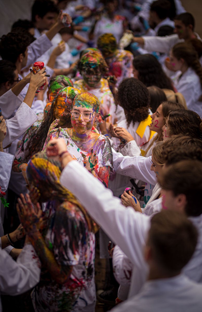 Alumnos de la Facultad de Medicina celebran la tradicional fiesta de octubre