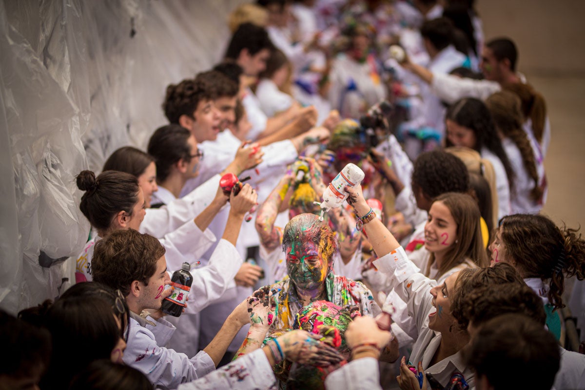 Alumnos de la Facultad de Medicina celebran la tradicional fiesta de octubre