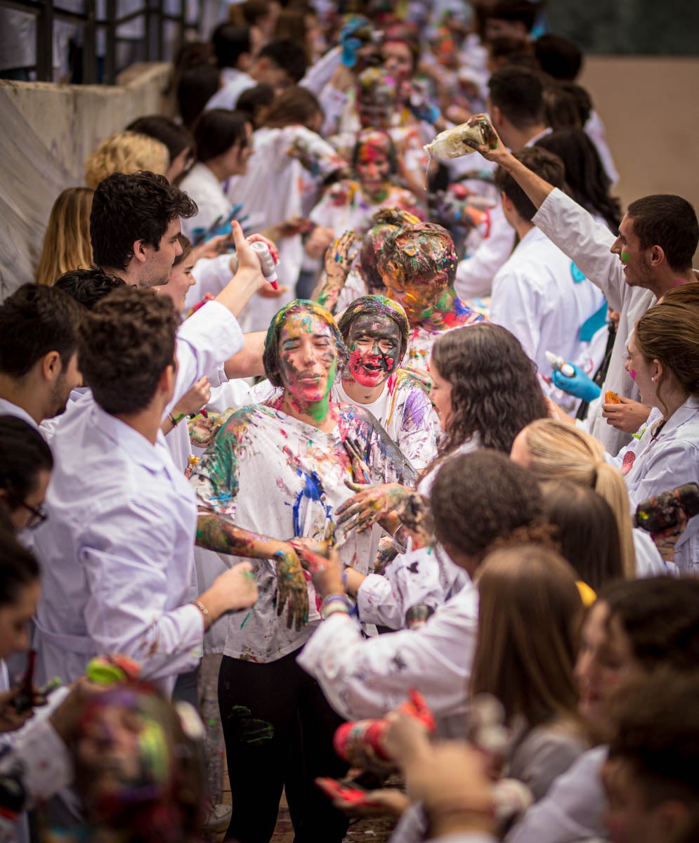 Alumnos de la Facultad de Medicina celebran la tradicional fiesta de octubre