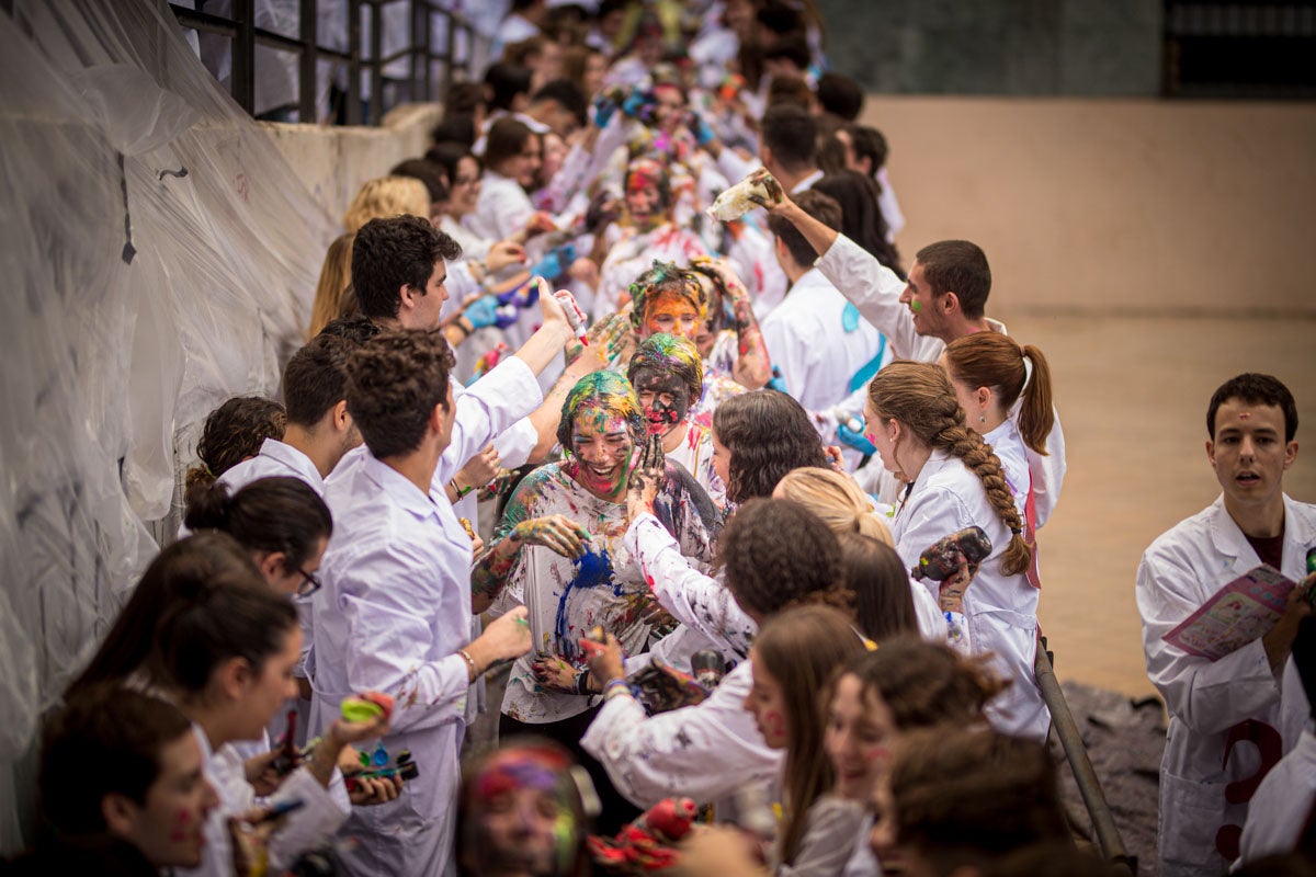 Alumnos de la Facultad de Medicina celebran la tradicional fiesta de octubre