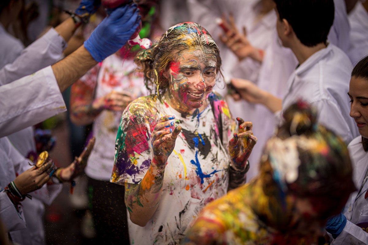 Alumnos de la Facultad de Medicina celebran la tradicional fiesta de octubre