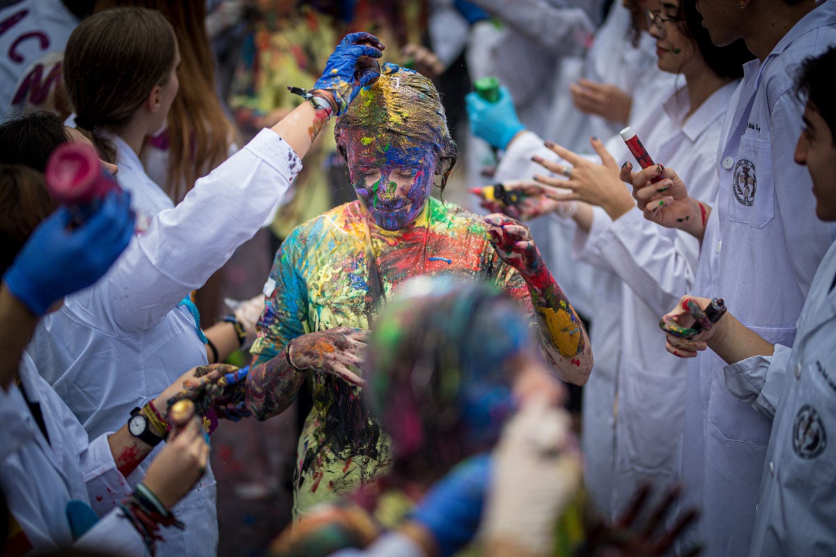 Alumnos de la Facultad de Medicina celebran la tradicional fiesta de octubre