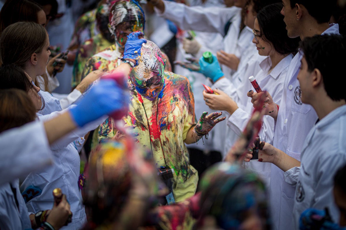 Alumnos de la Facultad de Medicina celebran la tradicional fiesta de octubre