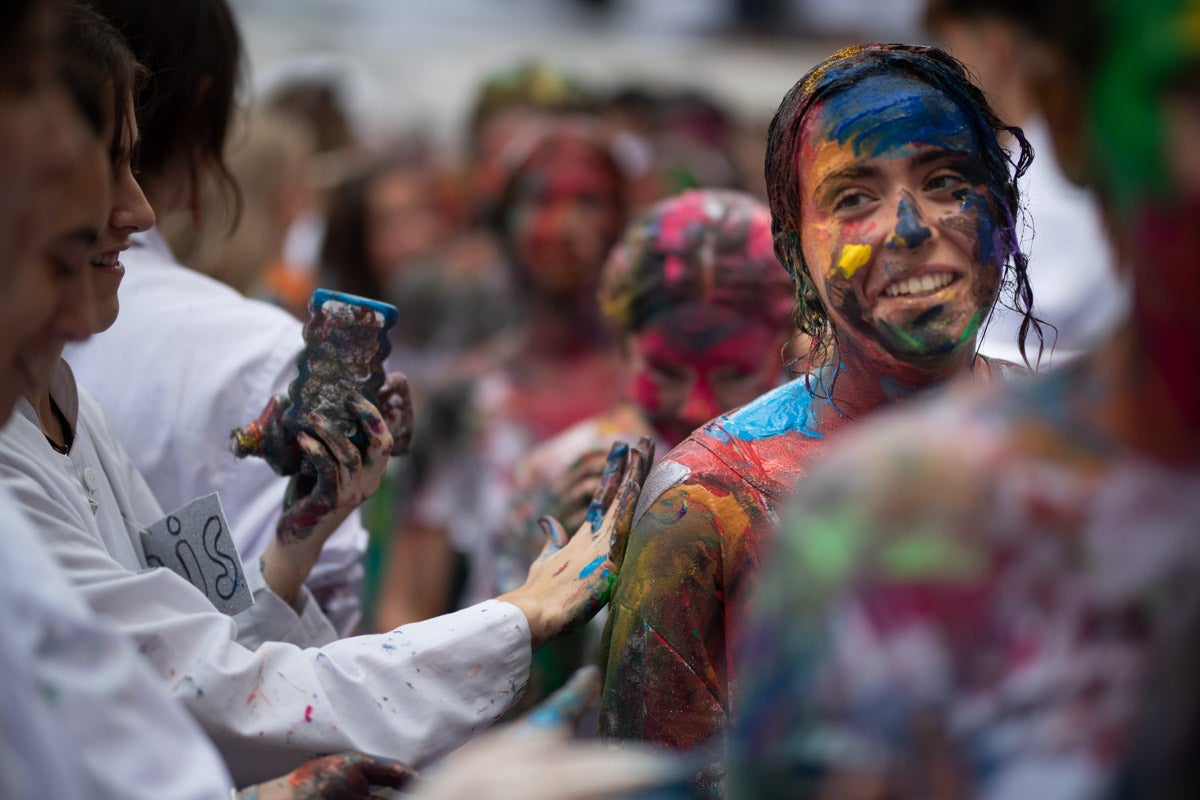 Alumnos de la Facultad de Medicina celebran la tradicional fiesta de octubre