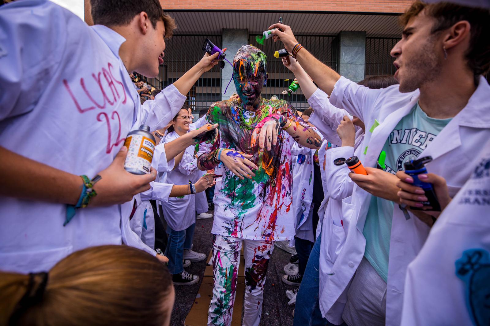 Alumnos de la Facultad de Medicina celebran la tradicional fiesta de octubre