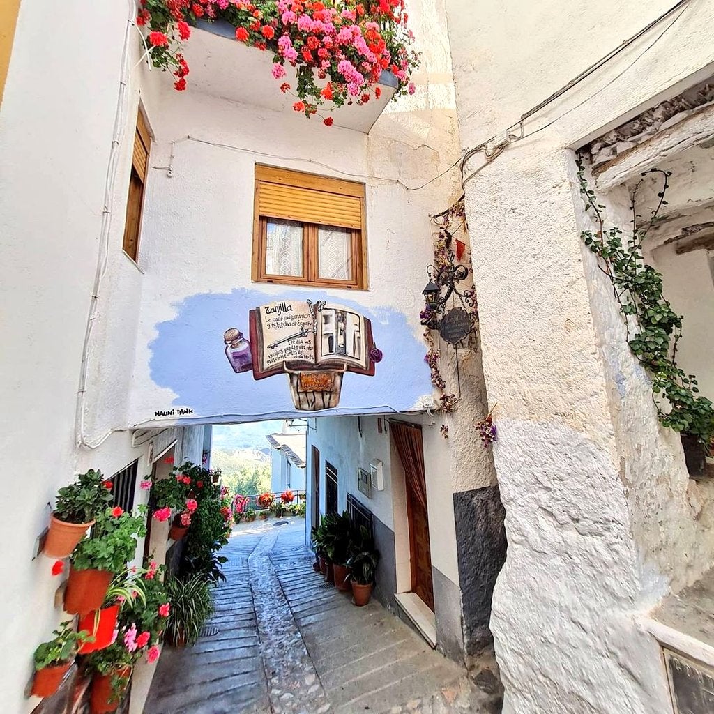 Imagen secundaria 2 - La calle más estrecha y mágica de Granada y de España