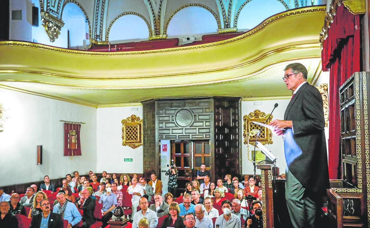 Jesús Lens (derecha), durante su discurso de ingreso en la Academia de Buenas Letras. 