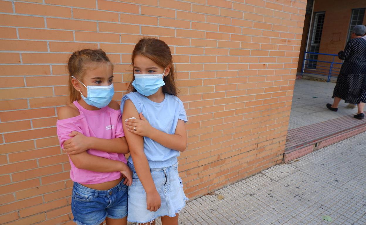 Dos niñas cambian impresiones sobre el pinchazo. 