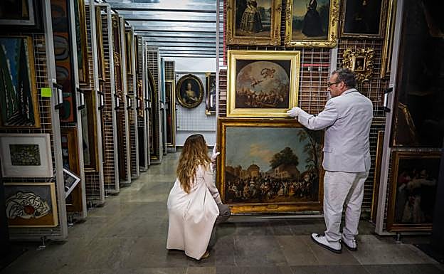 Colocando 'Romería andaluza' en los peines del almacén del Museo. 